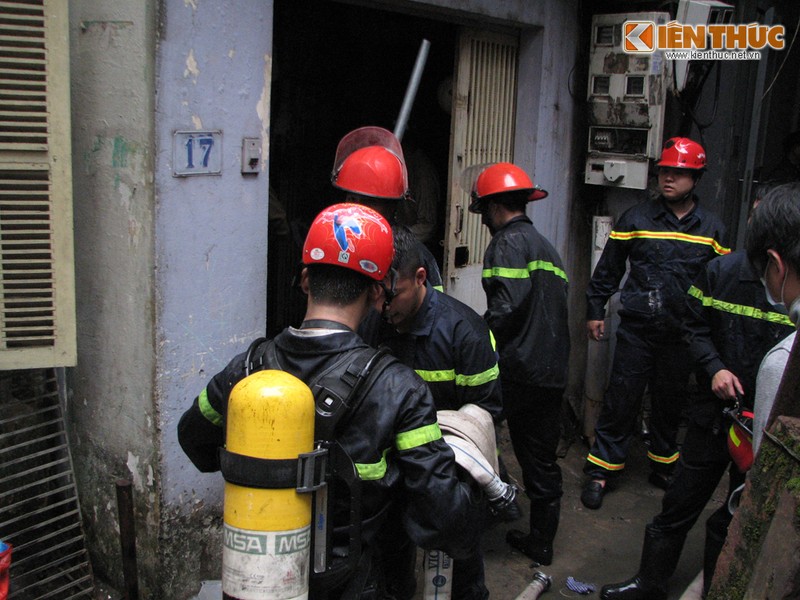 Ha Noi: Nha 3 tang chay lon tren pho Khuong Trung-Hinh-2